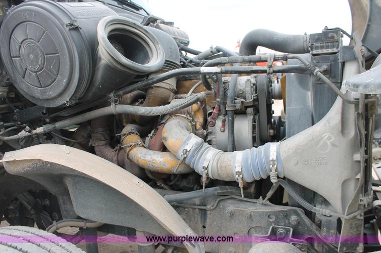 image for item H8410 2005 Freightliner Columbia semi truck