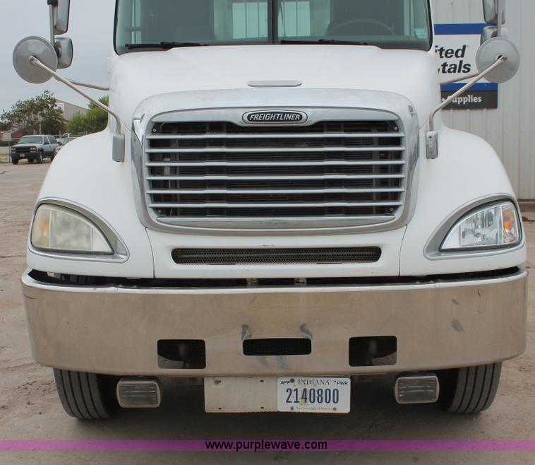 image for item H8410 2005 Freightliner Columbia semi truck