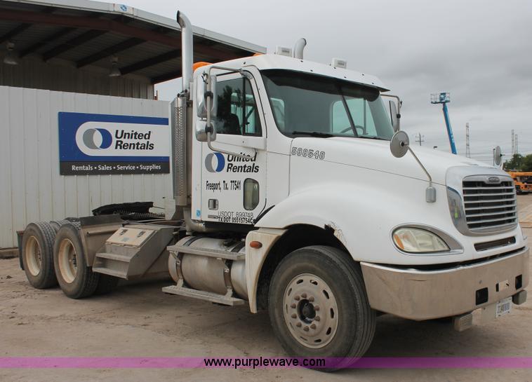 image for item H8410 2005 Freightliner Columbia semi truck