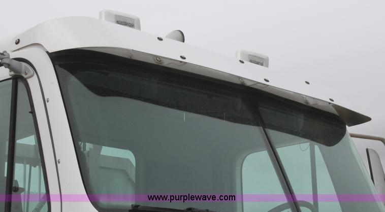 image for item H8410 2005 Freightliner Columbia semi truck