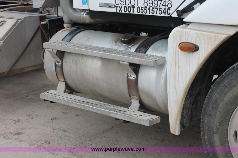 image for item H8410 2005 Freightliner Columbia semi truck