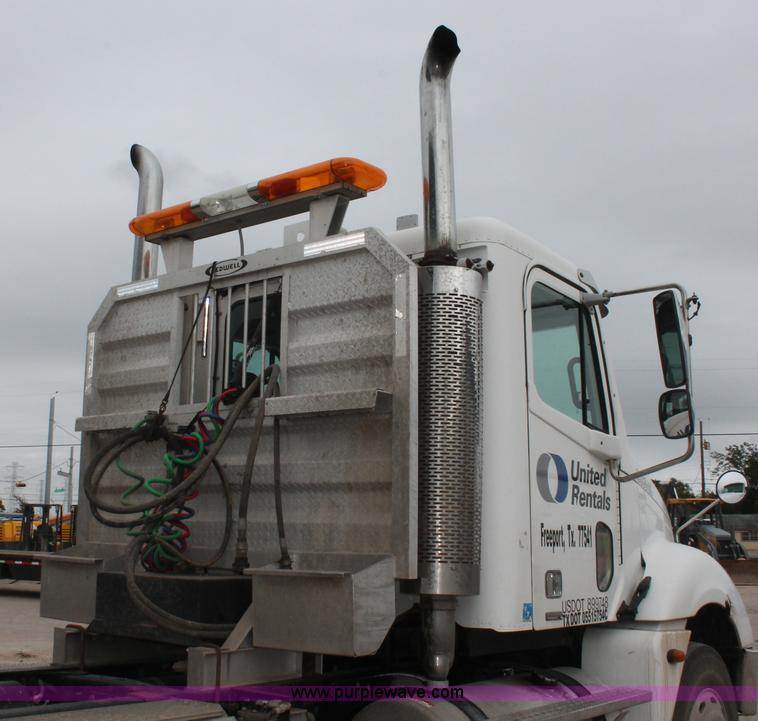 image for item H8410 2005 Freightliner Columbia semi truck