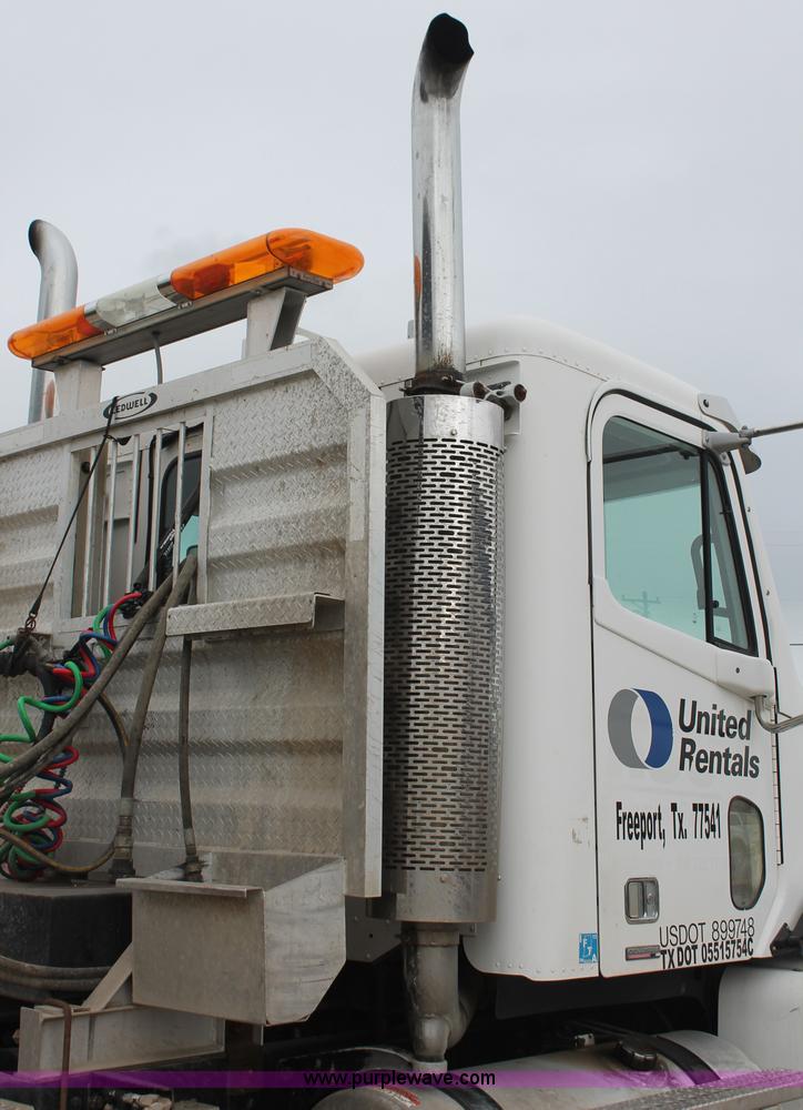 image for item H8410 2005 Freightliner Columbia semi truck