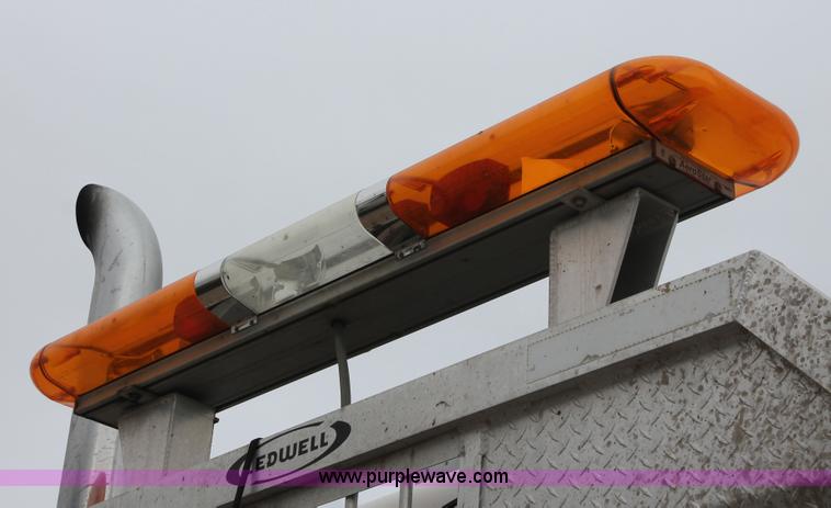 image for item H8410 2005 Freightliner Columbia semi truck