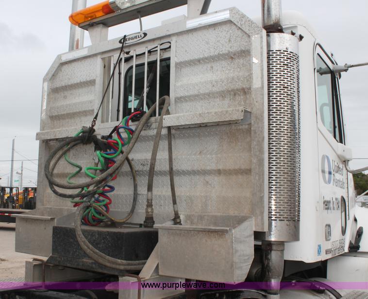 image for item H8410 2005 Freightliner Columbia semi truck