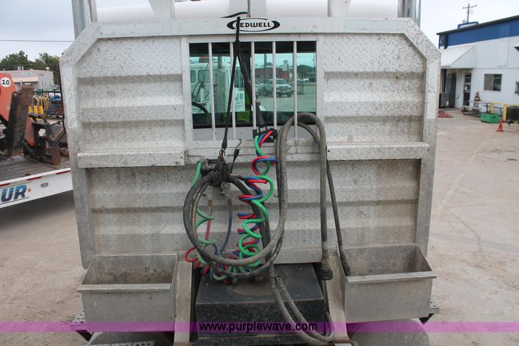 image for item H8410 2005 Freightliner Columbia semi truck