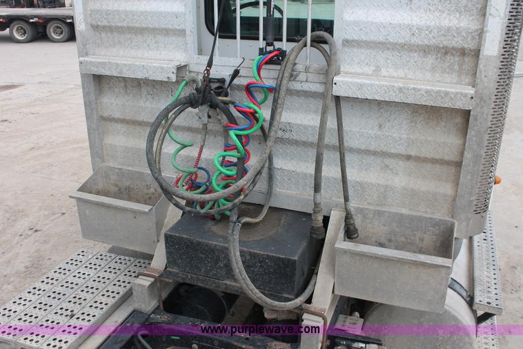 image for item H8410 2005 Freightliner Columbia semi truck