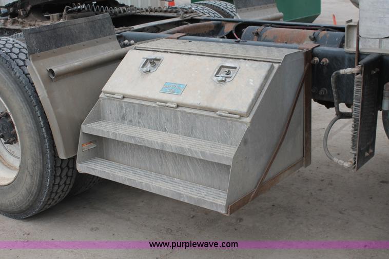 image for item H8410 2005 Freightliner Columbia semi truck