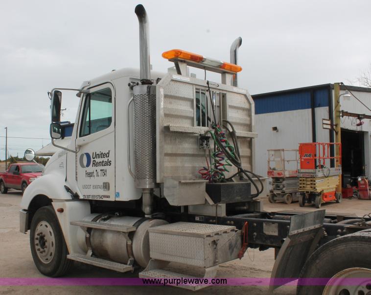 image for item H8410 2005 Freightliner Columbia semi truck