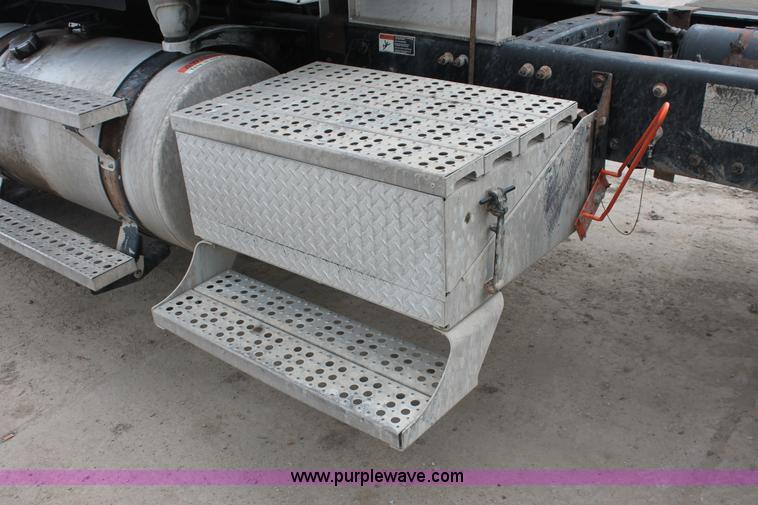 image for item H8410 2005 Freightliner Columbia semi truck