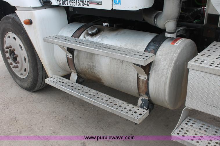 image for item H8410 2005 Freightliner Columbia semi truck