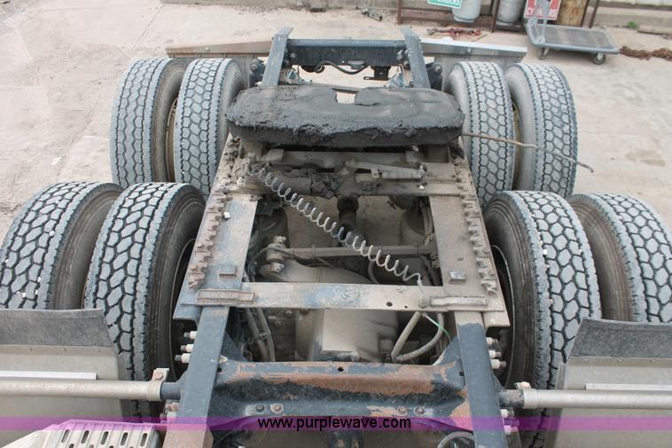 image for item H8410 2005 Freightliner Columbia semi truck