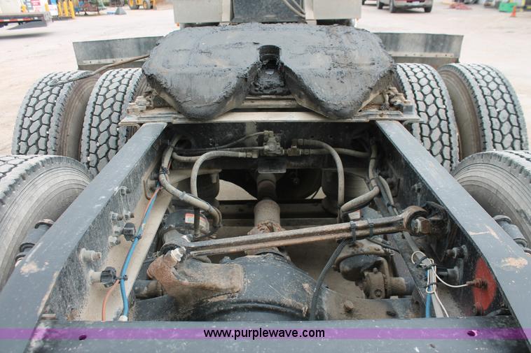 image for item H8410 2005 Freightliner Columbia semi truck