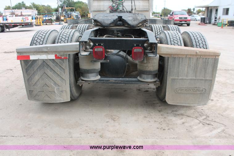 image for item H8410 2005 Freightliner Columbia semi truck