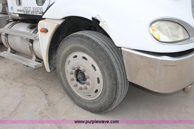 image for item H8410 2005 Freightliner Columbia semi truck