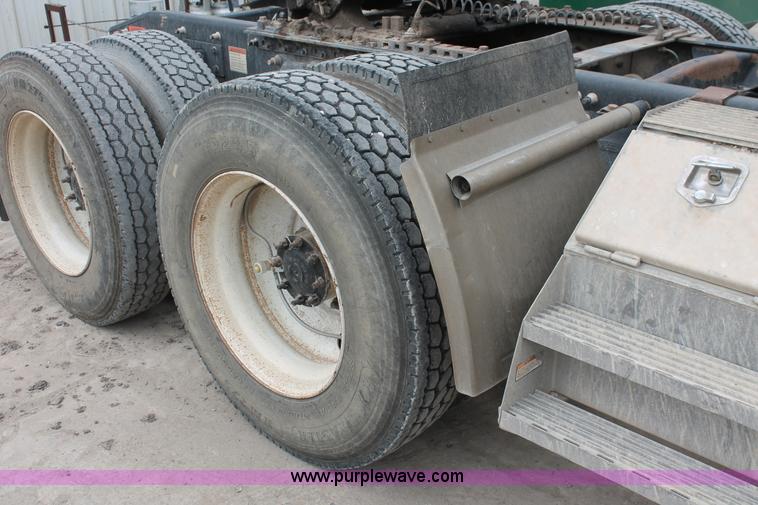 image for item H8410 2005 Freightliner Columbia semi truck