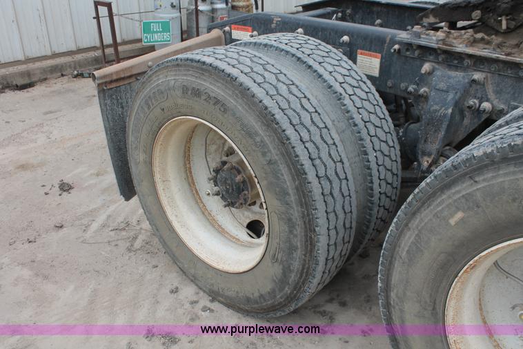 image for item H8410 2005 Freightliner Columbia semi truck