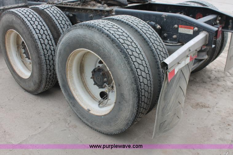 image for item H8410 2005 Freightliner Columbia semi truck