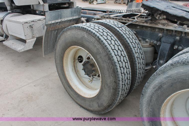 image for item H8410 2005 Freightliner Columbia semi truck