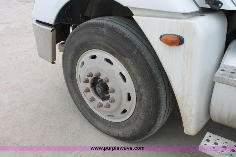 image for item H8410 2005 Freightliner Columbia semi truck