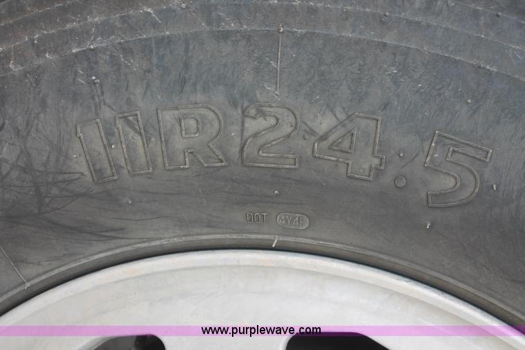 image for item H8410 2005 Freightliner Columbia semi truck