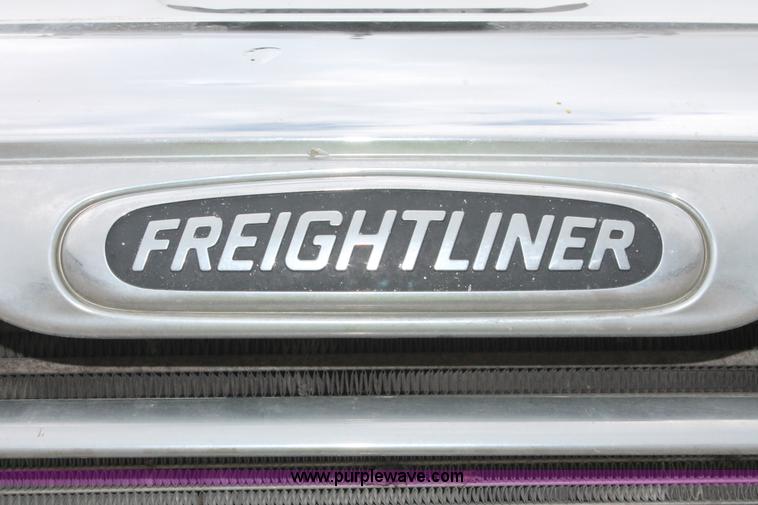 image for item H8410 2005 Freightliner Columbia semi truck