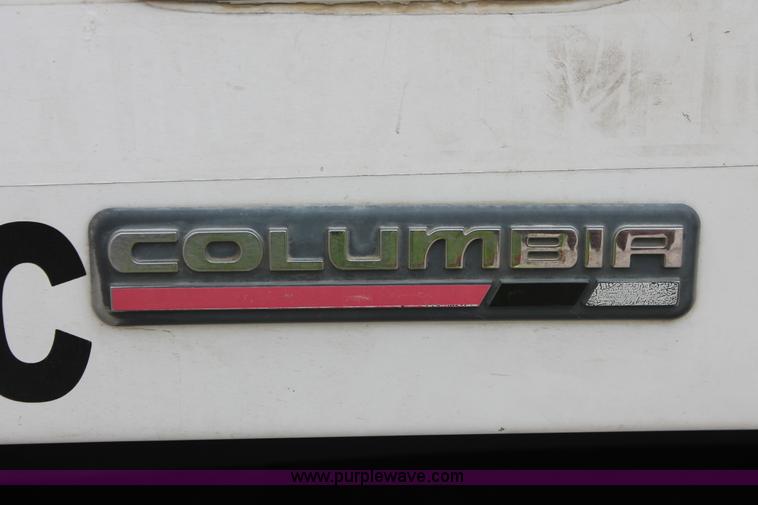 image for item H8410 2005 Freightliner Columbia semi truck