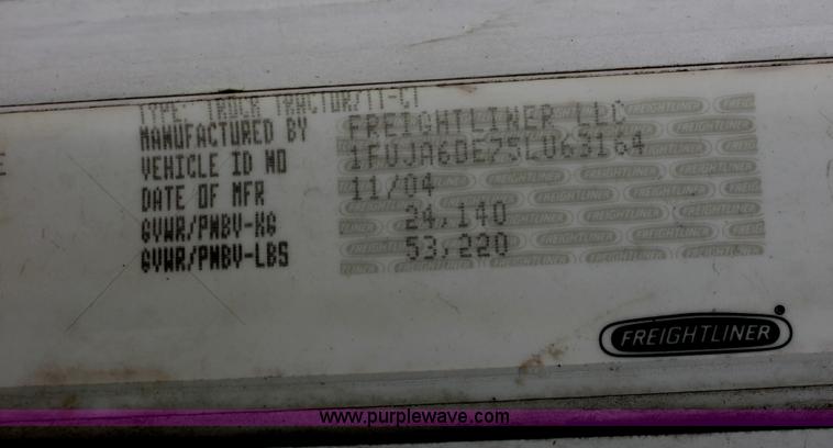 image for item H8410 2005 Freightliner Columbia semi truck