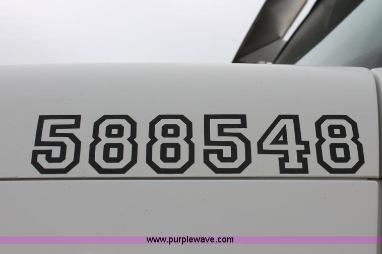 image for item H8410 2005 Freightliner Columbia semi truck