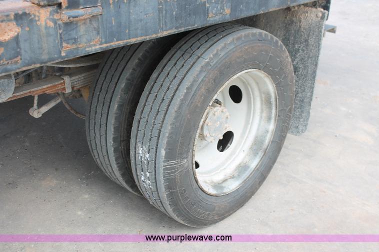 image for item H8411 2004 Ford F450 Super Duty XL stake truck