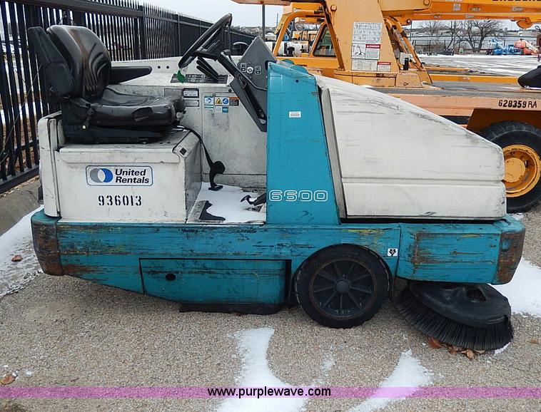 image for item I9452 2007 Tennant 6600 ride-on sweeper