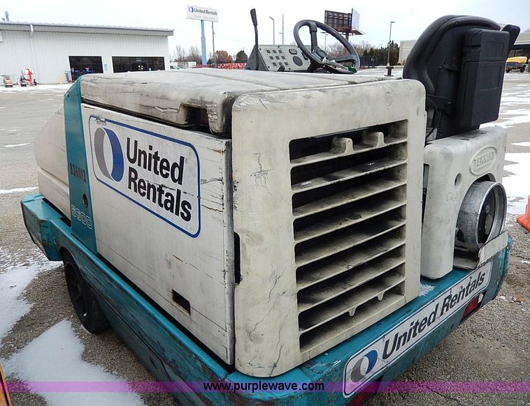 image for item I9452 2007 Tennant 6600 ride-on sweeper