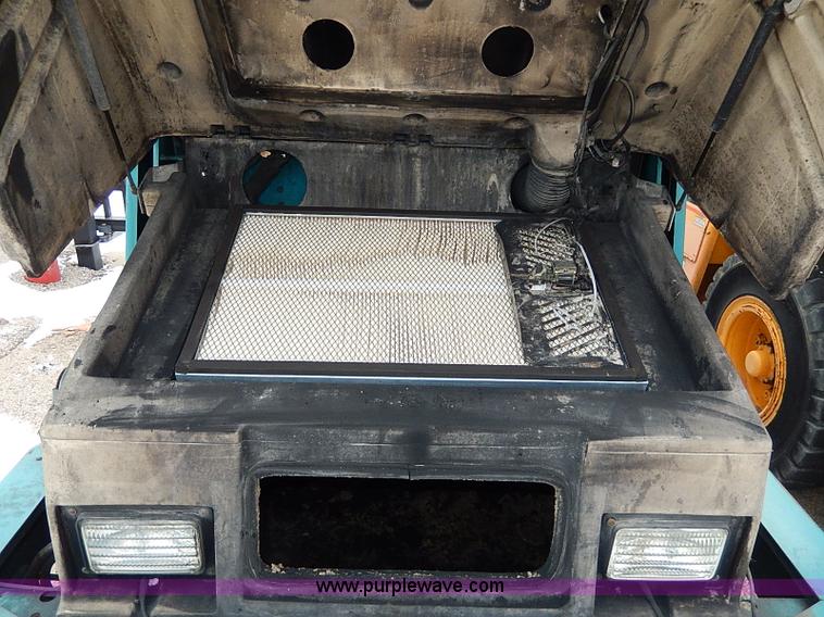 image for item I9452 2007 Tennant 6600 ride-on sweeper