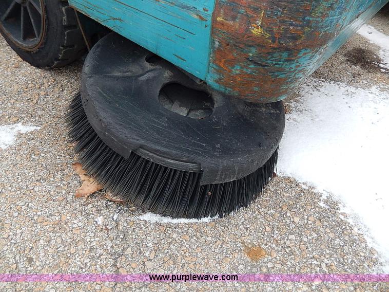 image for item I9452 2007 Tennant 6600 ride-on sweeper