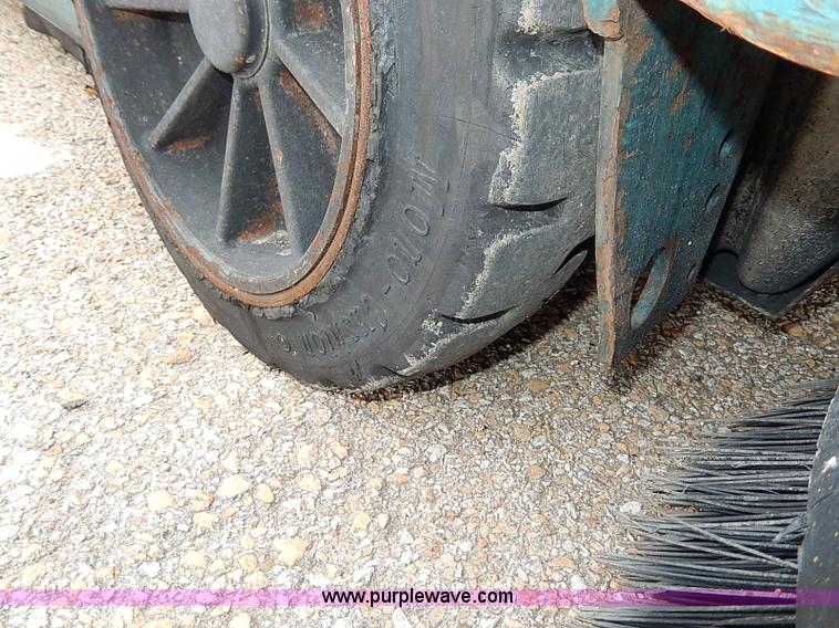 image for item I9452 2007 Tennant 6600 ride-on sweeper