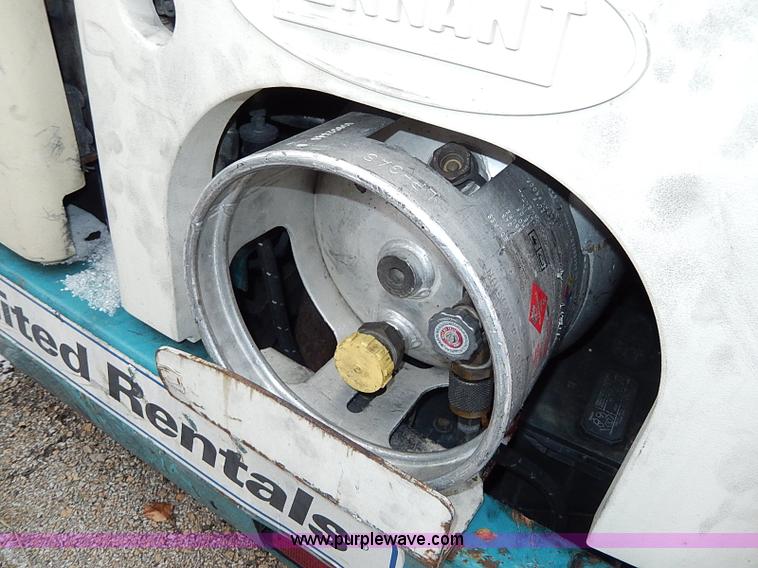 image for item I9452 2007 Tennant 6600 ride-on sweeper