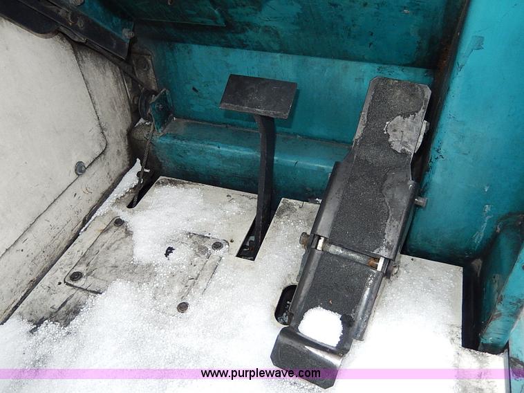 image for item I9452 2007 Tennant 6600 ride-on sweeper