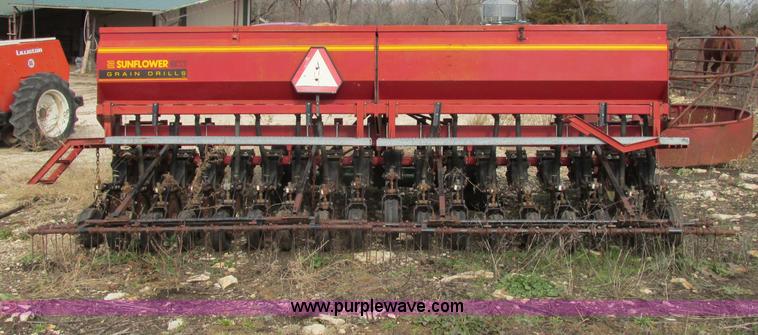 image for item F5445 Sunflower 9410 15' grain drill