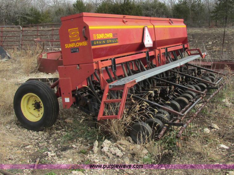 image for item F5445 Sunflower 9410 15' grain drill