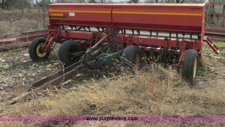 image for item F5445 Sunflower 9410 15' grain drill