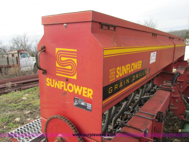 image for item F5445 Sunflower 9410 15' grain drill