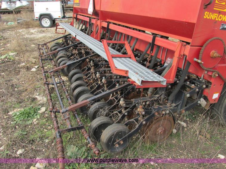 image for item F5445 Sunflower 9410 15' grain drill