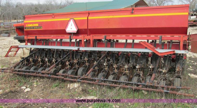 image for item F5445 Sunflower 9410 15' grain drill