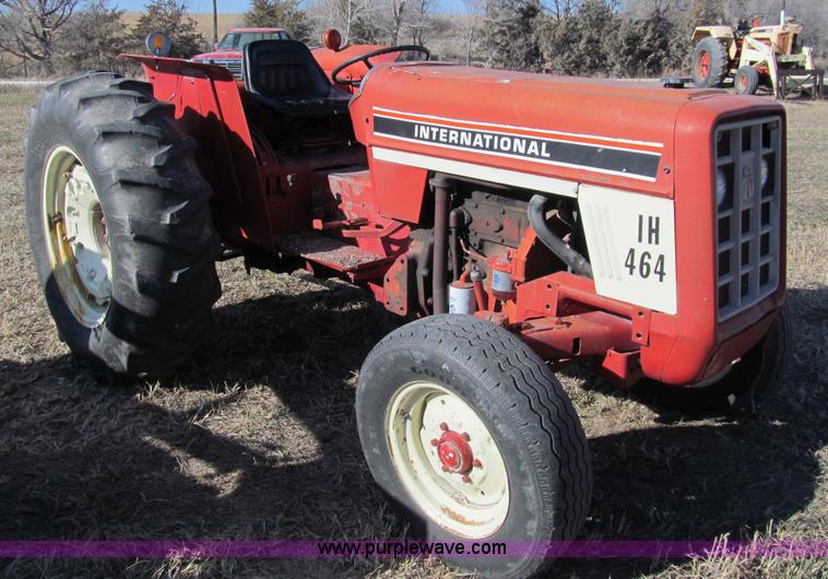 image for item G9717 1976 International Harvester 464 tractor