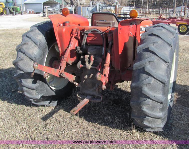 image for item G9717 1976 International Harvester 464 tractor