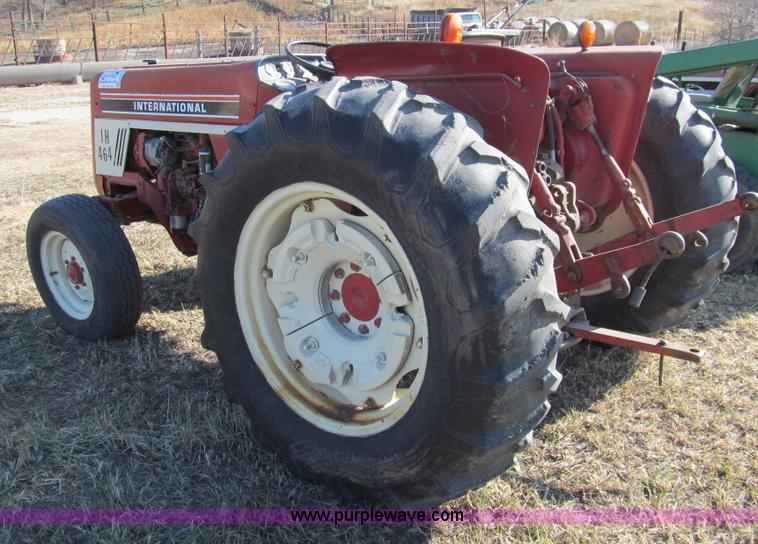 image for item G9717 1976 International Harvester 464 tractor