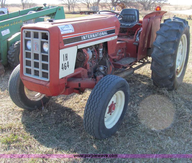 image for item G9717 1976 International Harvester 464 tractor
