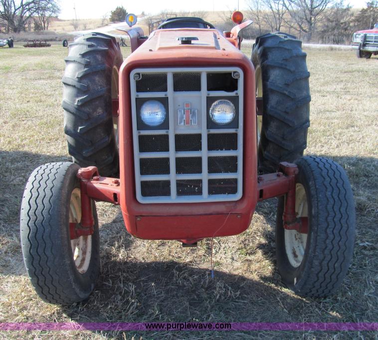 image for item G9717 1976 International Harvester 464 tractor