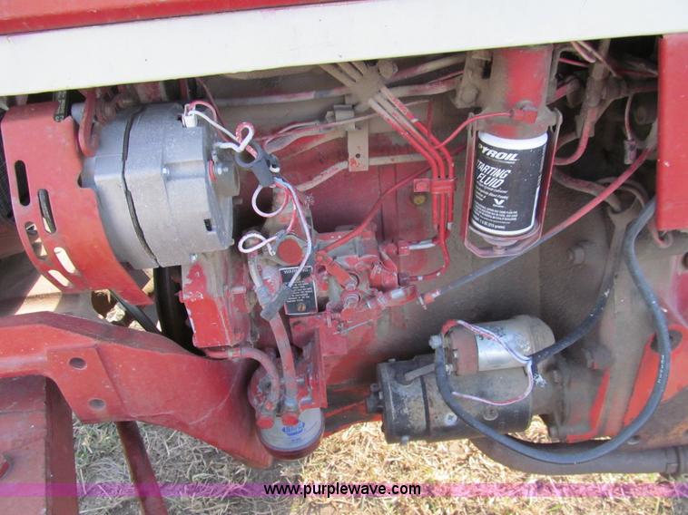 image for item G9717 1976 International Harvester 464 tractor