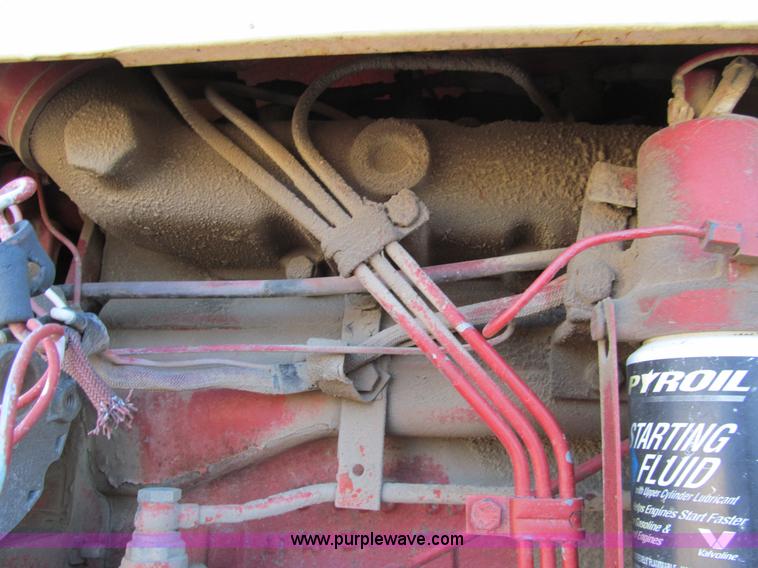 image for item G9717 1976 International Harvester 464 tractor